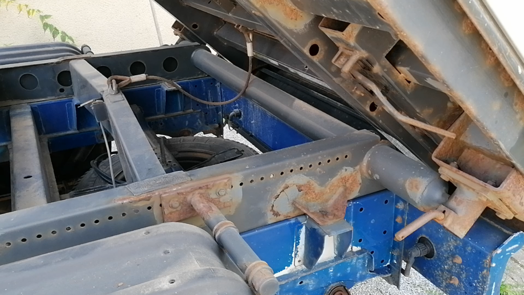 LKW Pritschen mit Chassi Primer behandeln